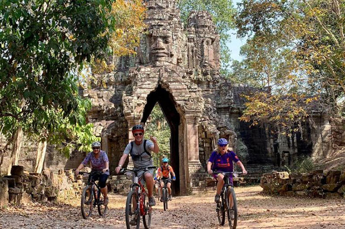 Paseo en bicileta en el templo de Angkor